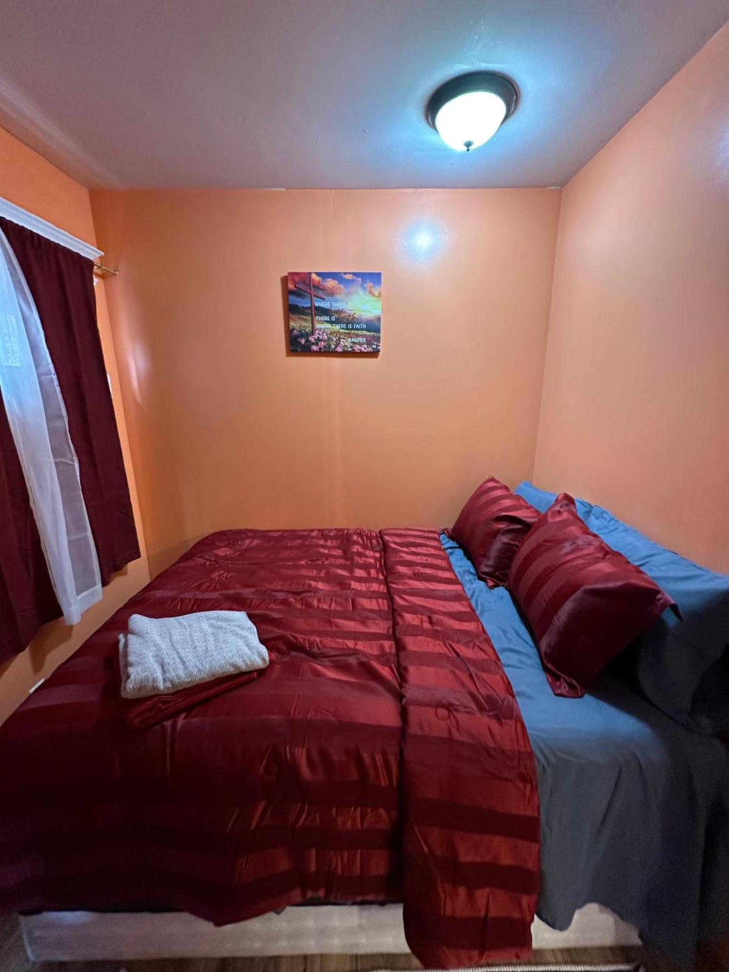Fidellia Iron Room, Queen Bed Minutes From Newark Liberty International Airport And Newark Penn Station Екстер'єр фото